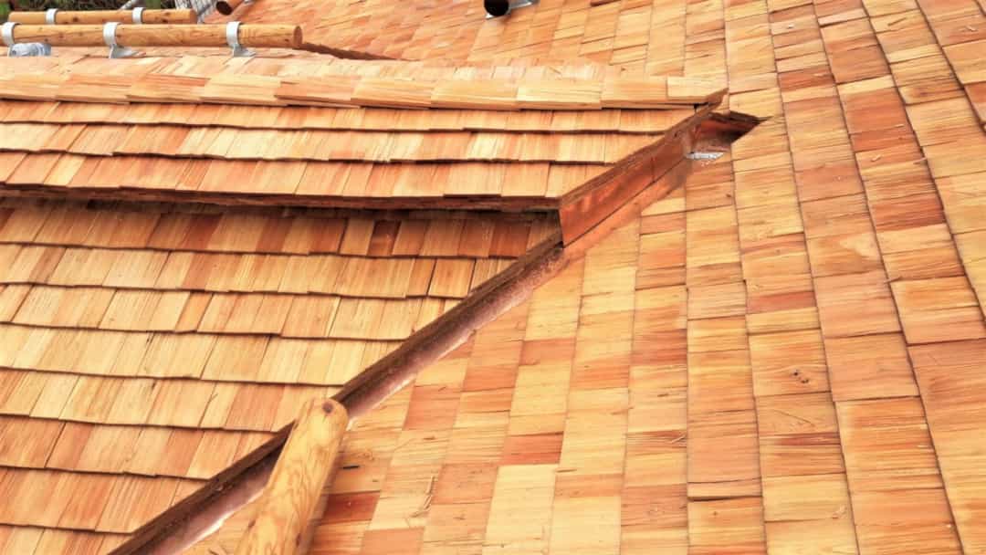 Steildacharbeiten aus Holzschindeln